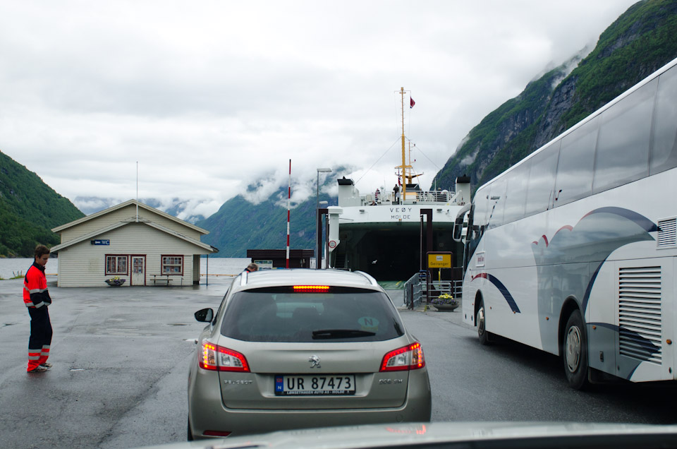 wartem vor dem Fähranleger in Norwegen