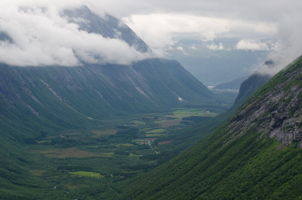 Blick ins Tal vom Aussichtspunkt Trollstigen Norwegen