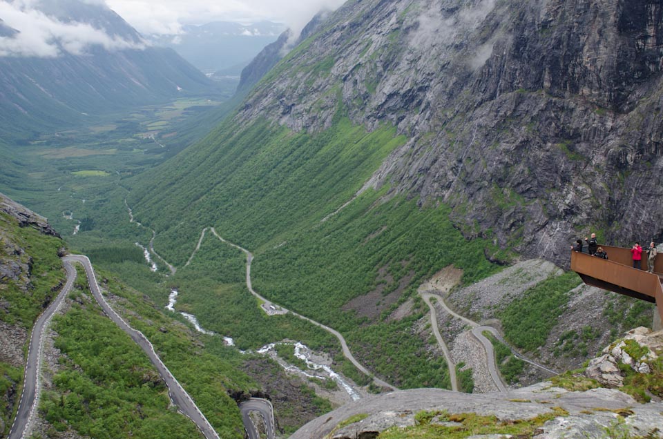 der Aussichtspunkt des Trollstigen Blick auf die Passstraße