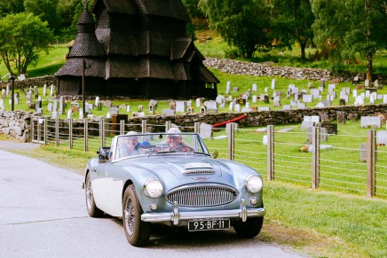 Carspotting vor der berühmtesten Kirche Norwegens