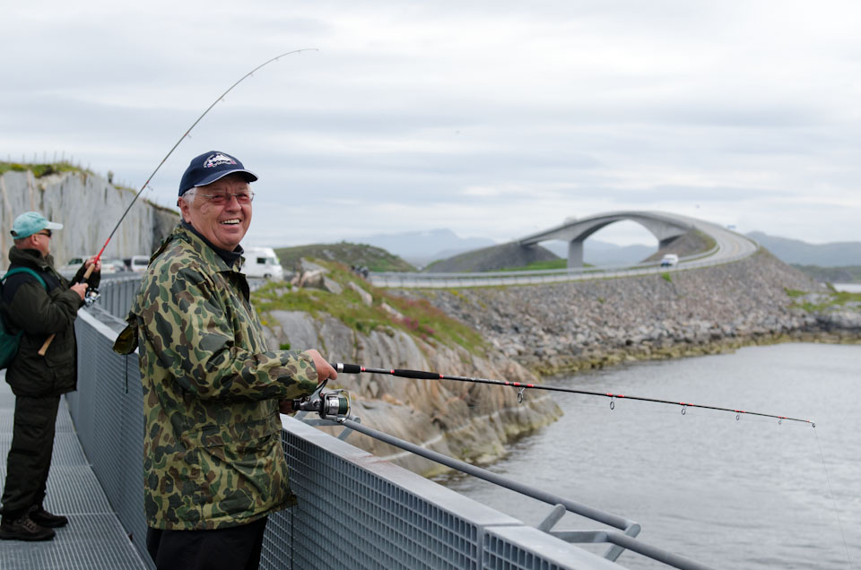 Ein Angler an der Atlantikstraße in Norwegen