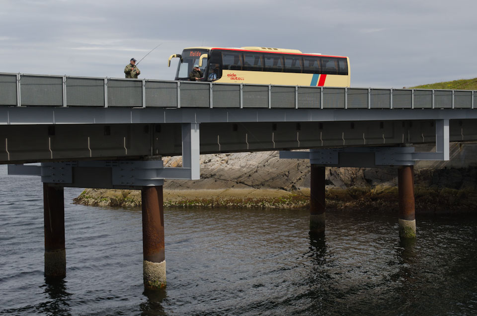 Bus auf der Atlantikstraße in Norwegen