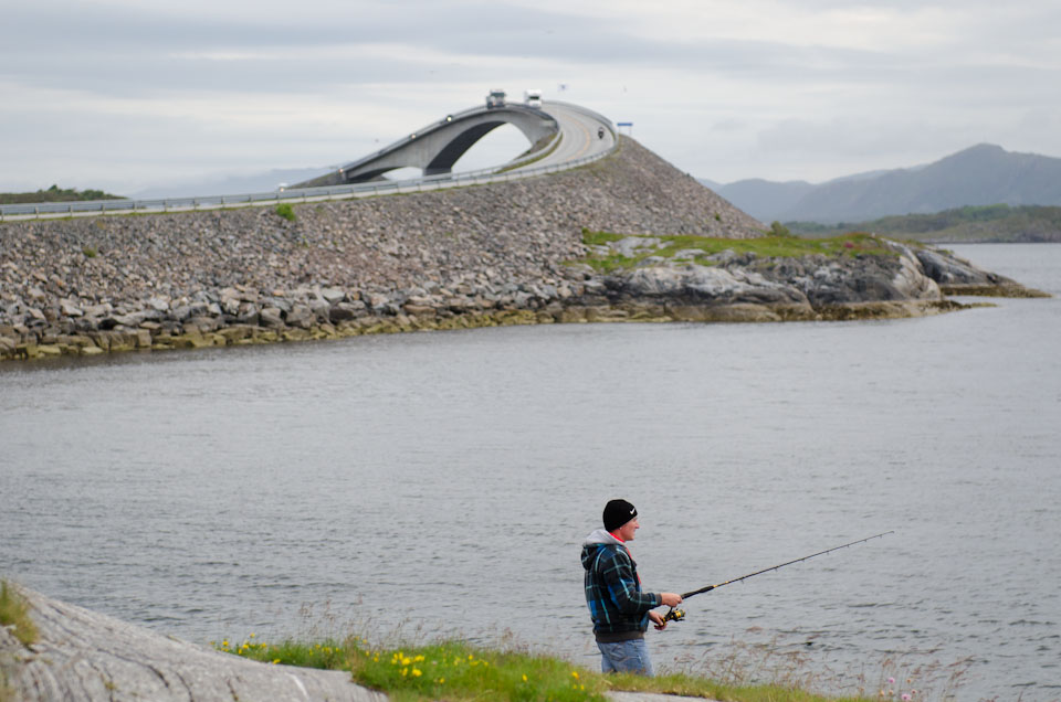 Ein Angler angelt an der Atlantikstraße in Norwegen