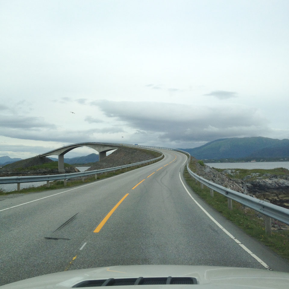 die Atlantikstraße in Norwegen zählt zu den schönsten Straßen der Welt
