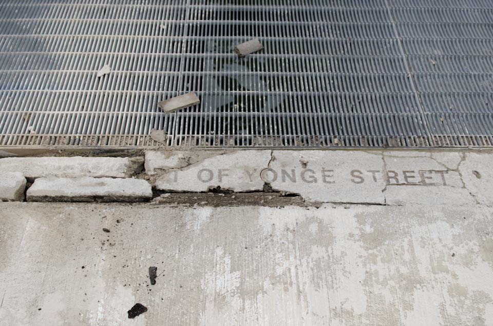 Markierung an der Yonge Street In Kanada, der vermeintlich längsten Straße der Welt