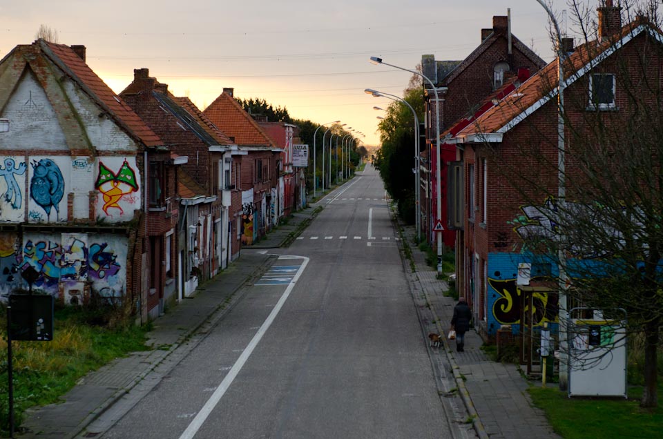 Die Hauptstraße im Geisterdorf Doel in Belgien