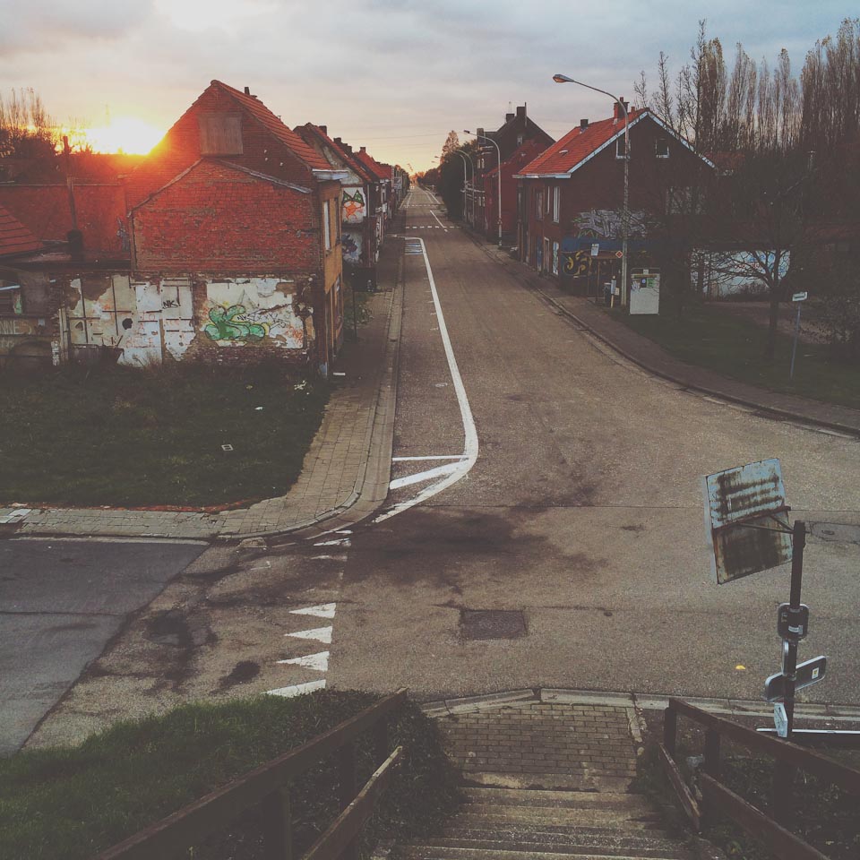 das Geisterdorf Doel in Belgien bei Sonnenuntergang