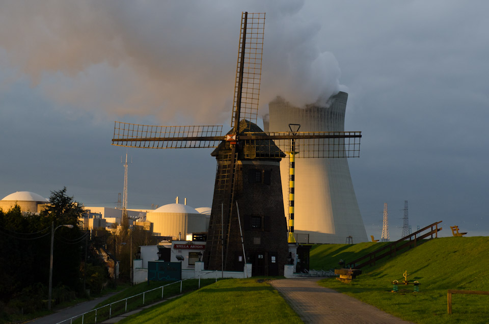 skurriles Szenario im geisterdorf Doel eine alte Mühle und ein Atomkraftwerk