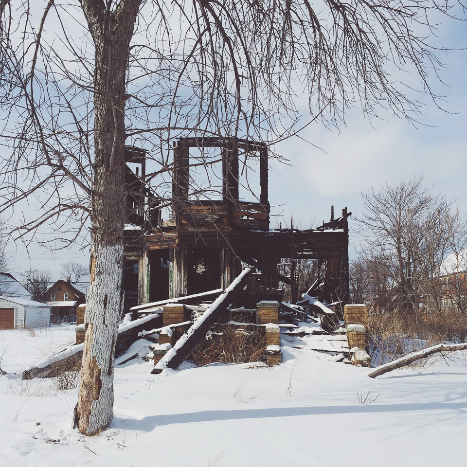 Schnee in Detroit abgebranntes Haus Ruin Porn