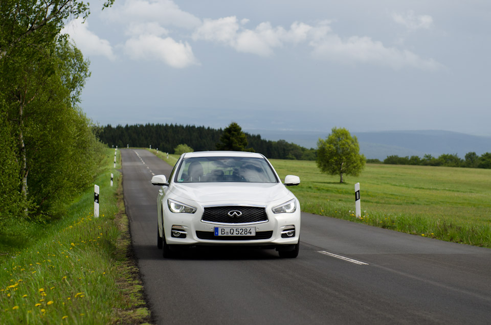 Infiniti Q 50 auf der Hochrhönstraße