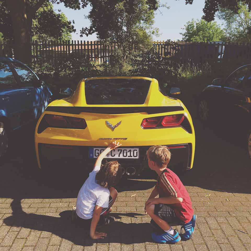 Kid sind begeistert von der Corvette C7