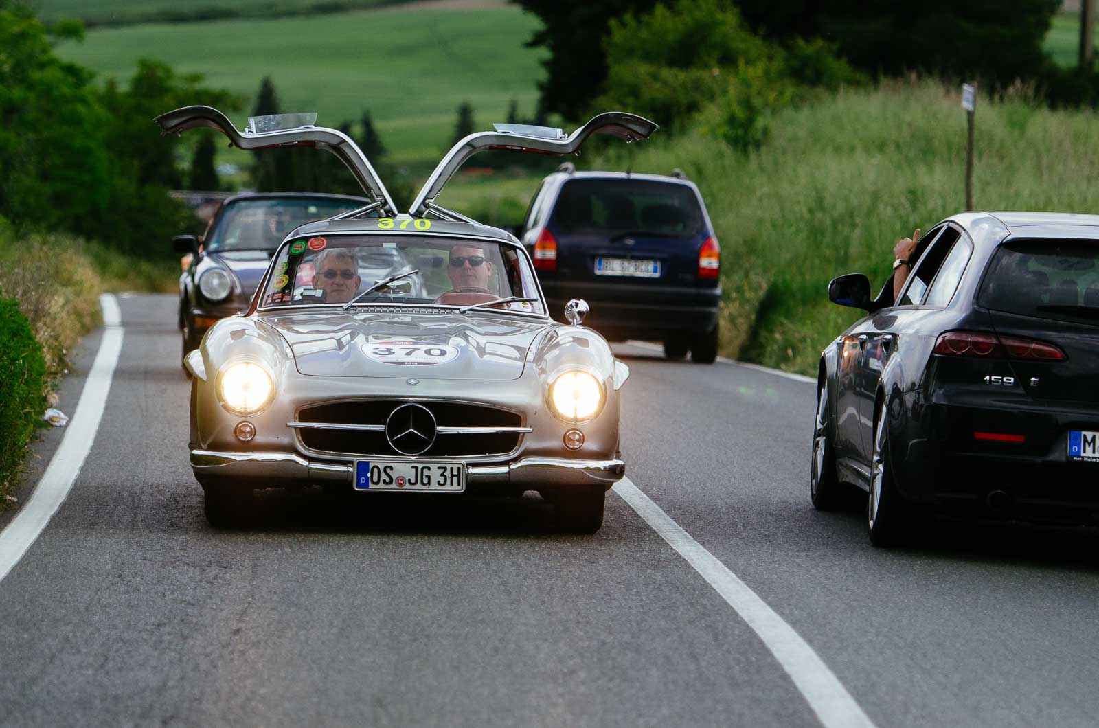 Mercedes-Benz 300 SL Flügeltürer fährt mit offenen Türen Mille Miglia