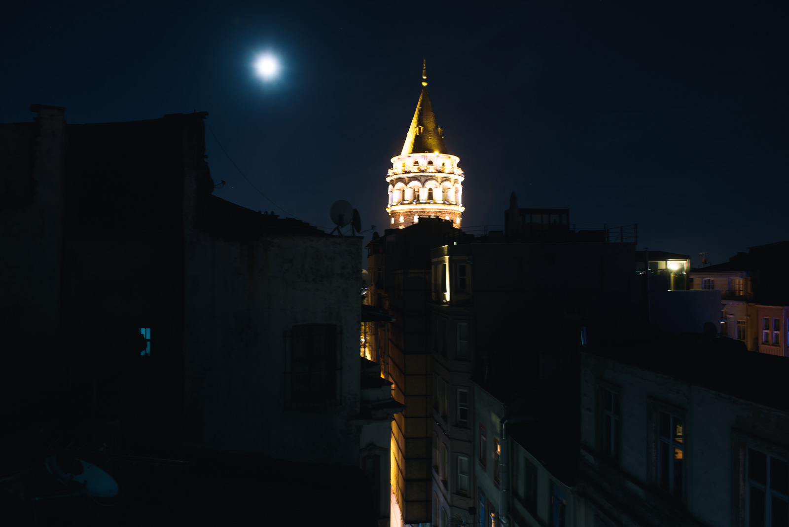 Galata Tower bei Nacht