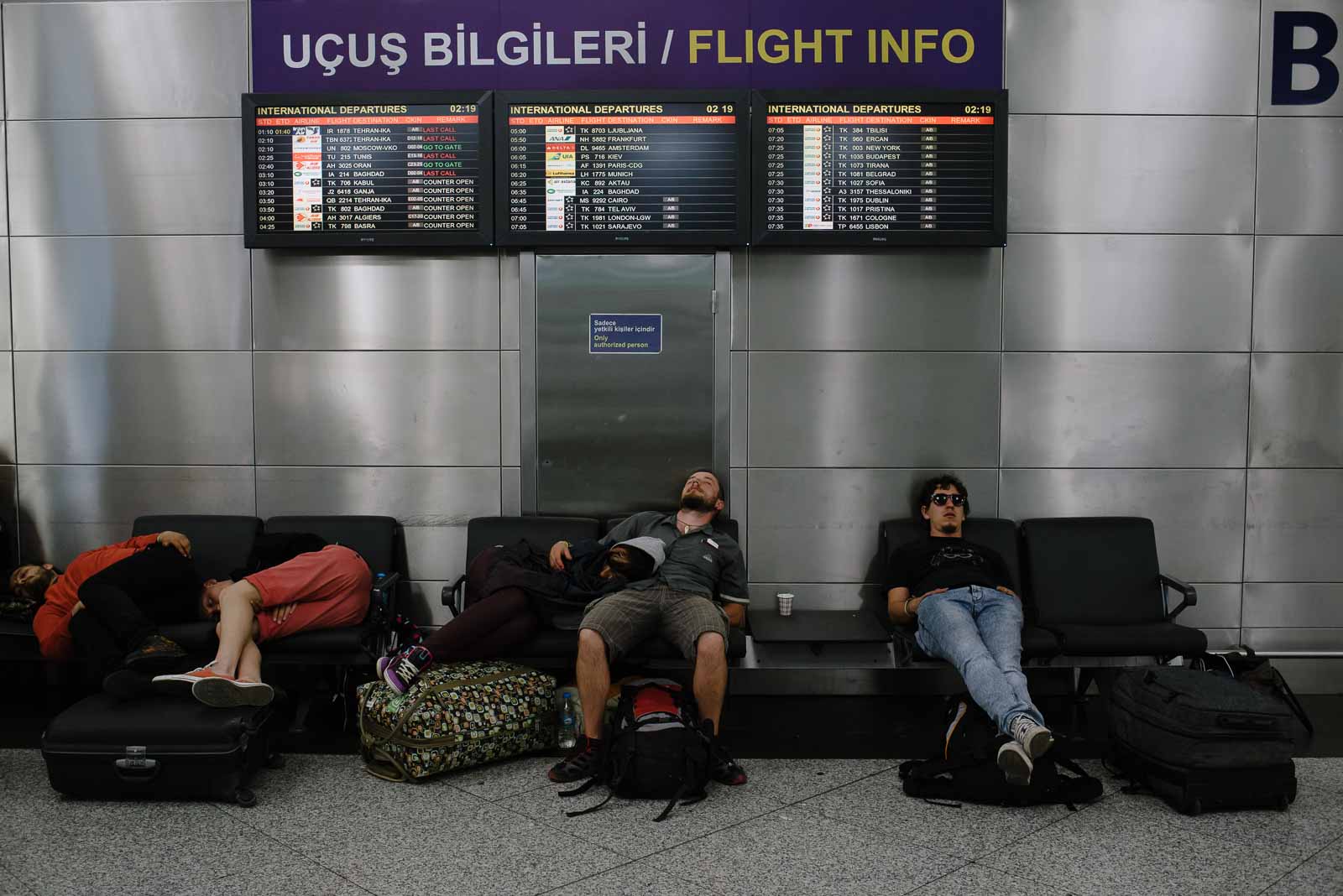 junge Leute schlafen im Terminal des Atatürk Flughafen in Istanbul