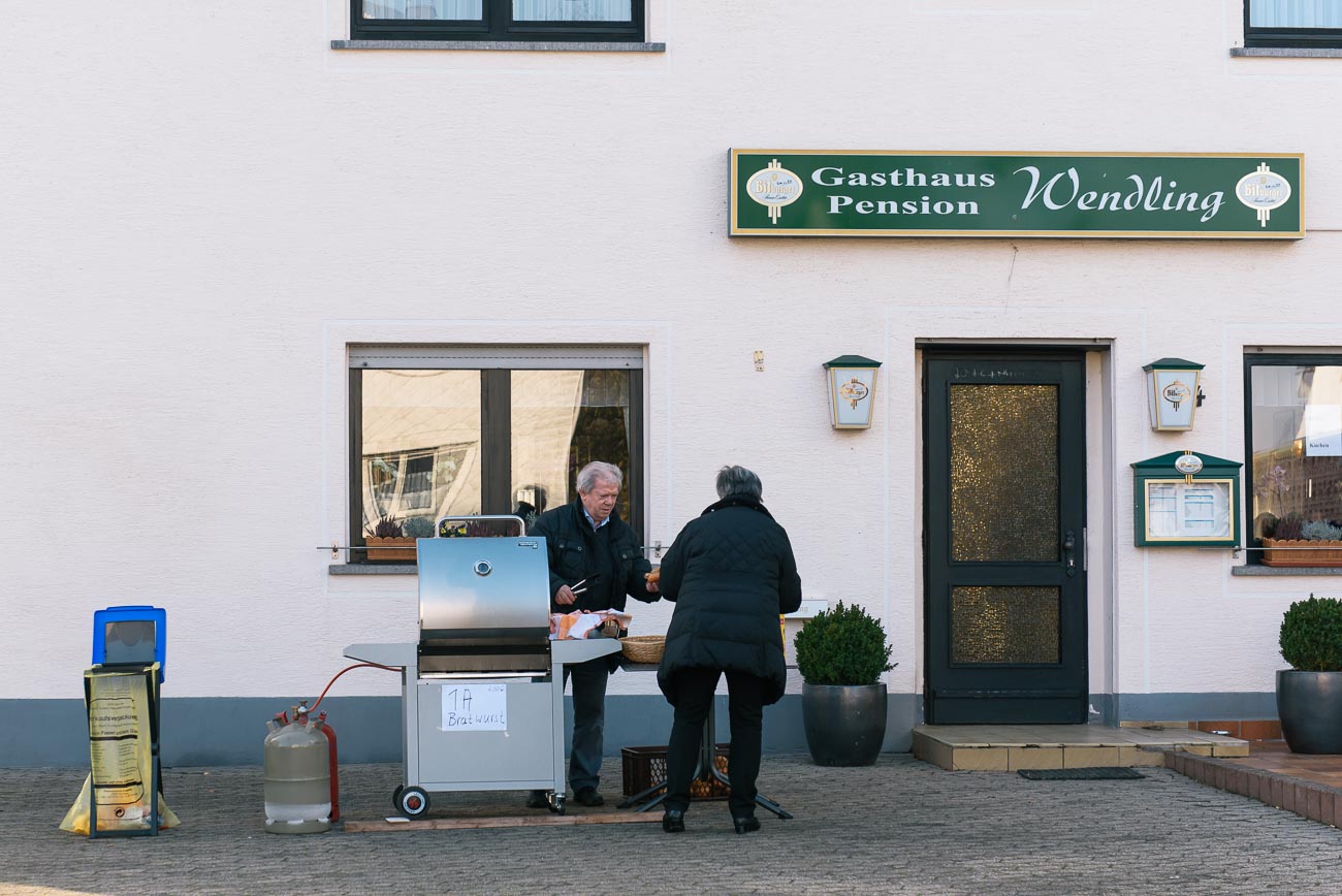 Pfiffiger Bratwurstverkäufer auf dem Weg zur Geierlay Brücke