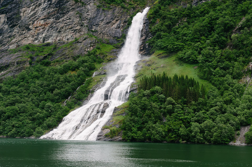 nur einer der vielen Wasserfälle am Geirangerfjord in Norwegen