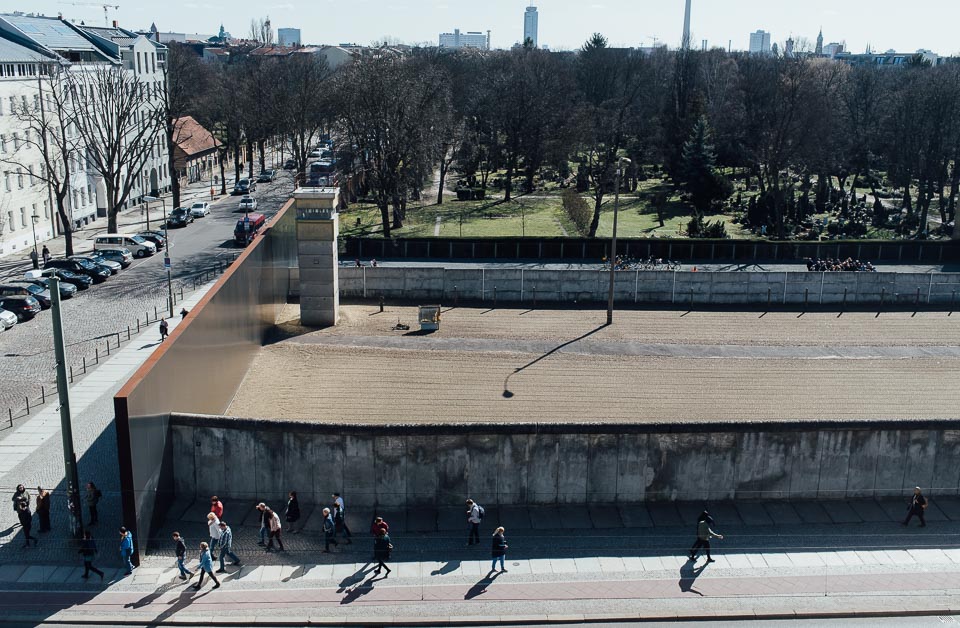 Blick auf die ehemaligen Grenzanlagen Bernauer Straße